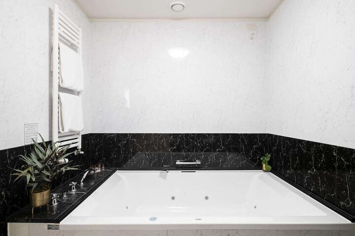 Jetted tub