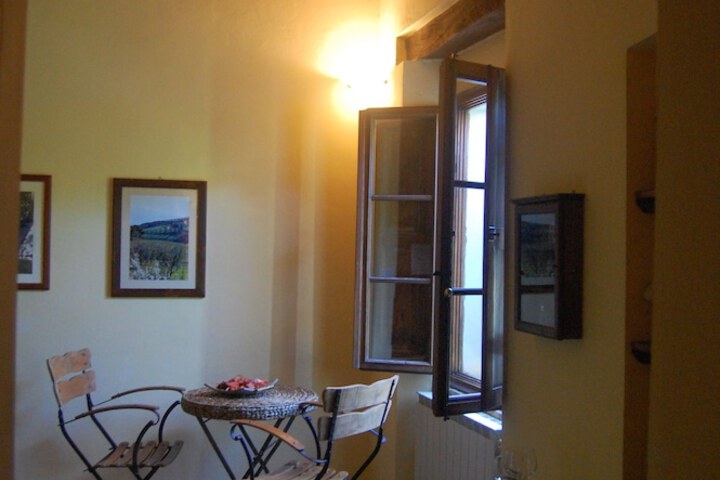 Room 10 of 32
