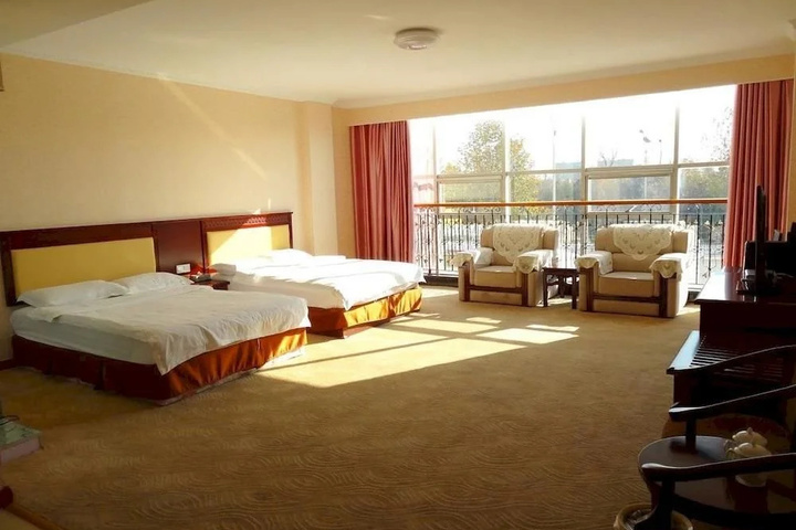 Room 4 of 9