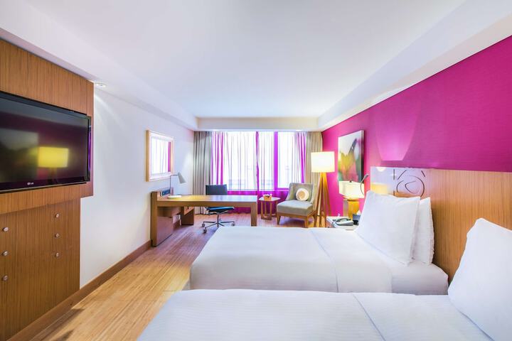 Room 8 of 136