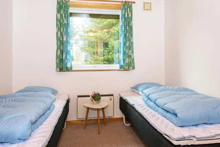 Room 4 of 12