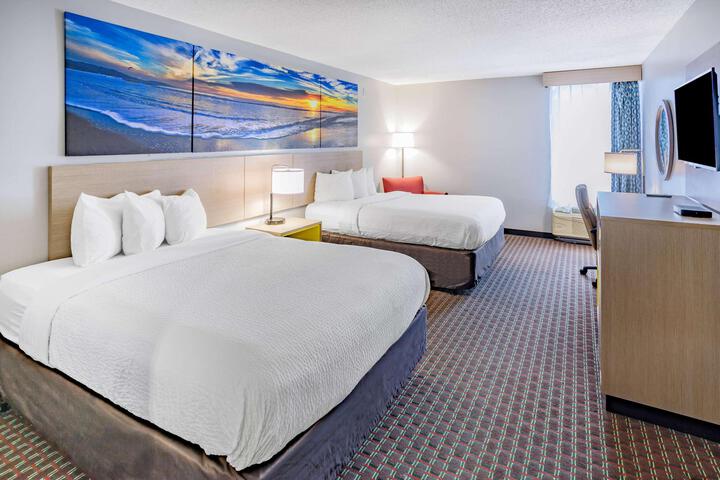 2 Queen Beds Mobility Accessible (5 of 11)