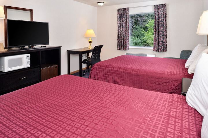 2 Queen Beds (9 of 10)