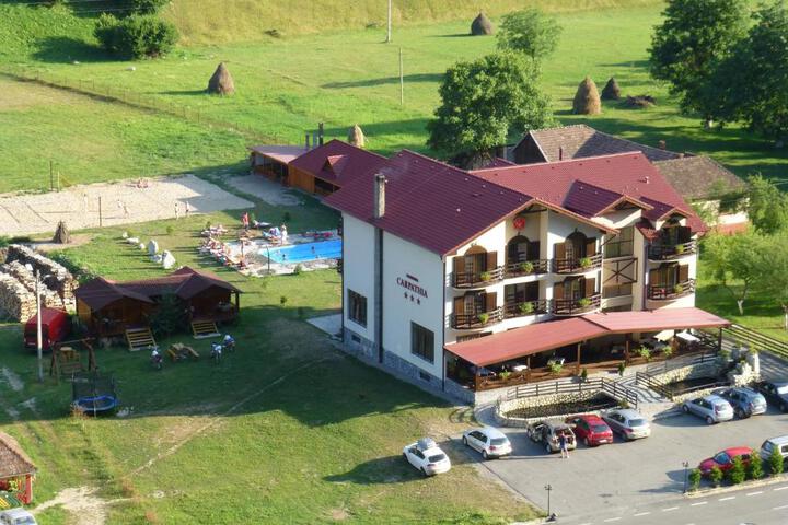 HOTEL CARPATHIA