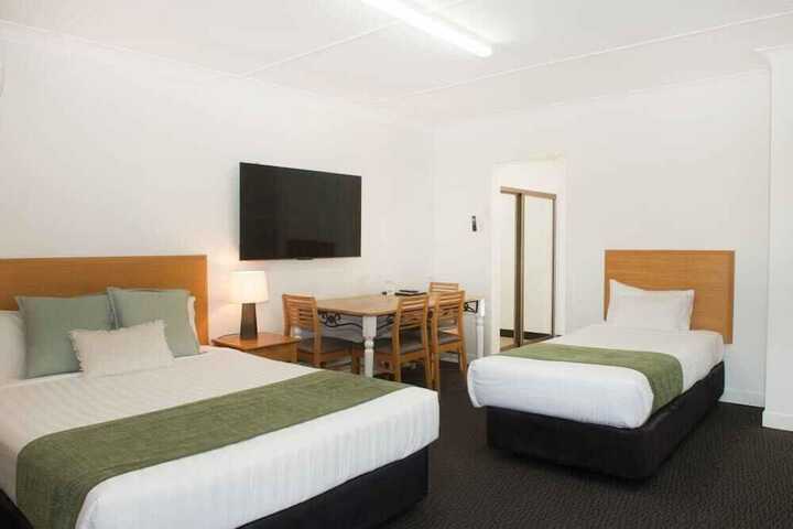 Room 27 of 73
