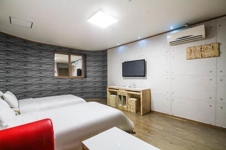 Room 33 of 57
