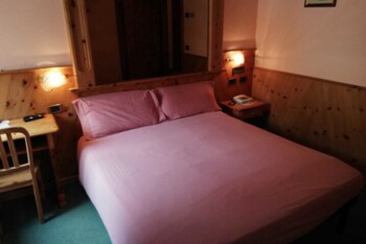 Room 12 of 17