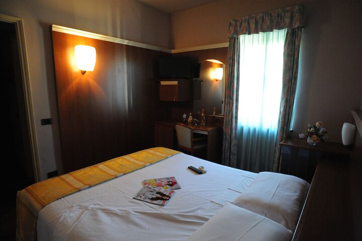 Room 5 of 22