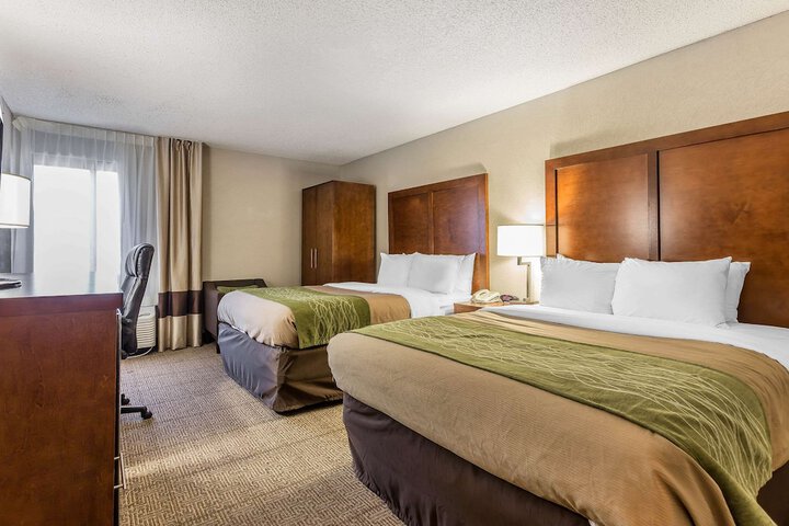 1 Queen Bed Accessible (14 of 14)
