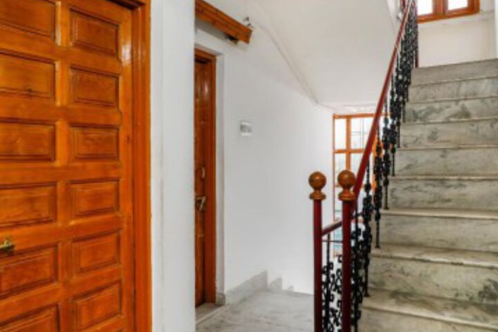 OYO Flagship 72127 Hotel New Crown