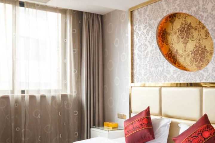Room 9 of 18