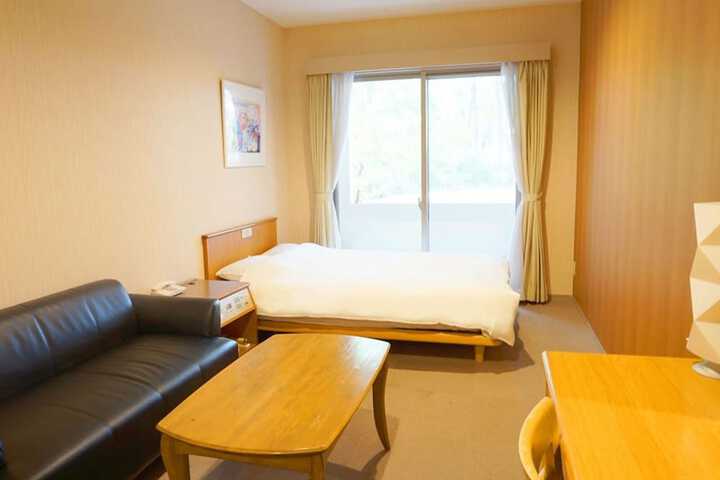 Room 4 of 27