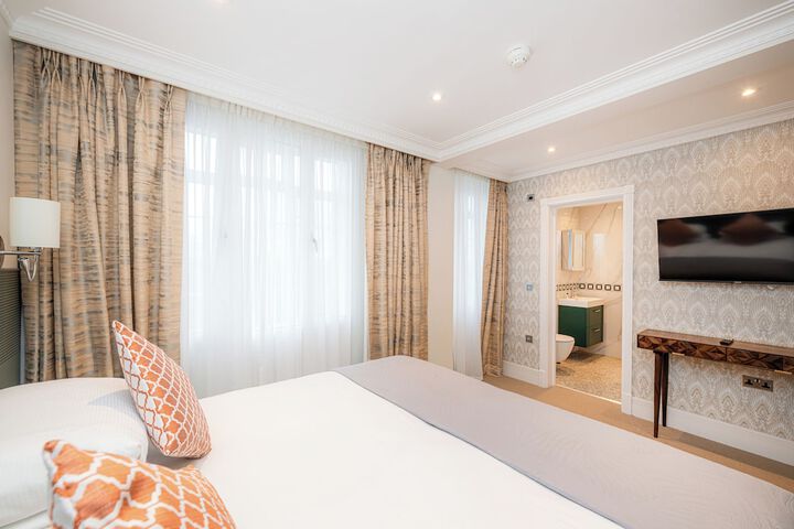 Room 18 of 121