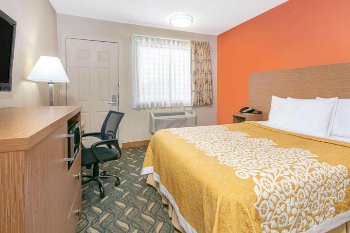 1 Queen Bed (2 of 16)
