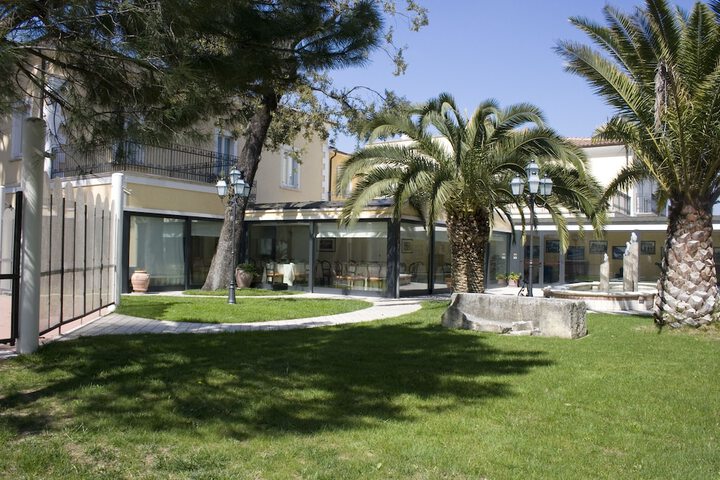 Hotel Exterior 32 of 35