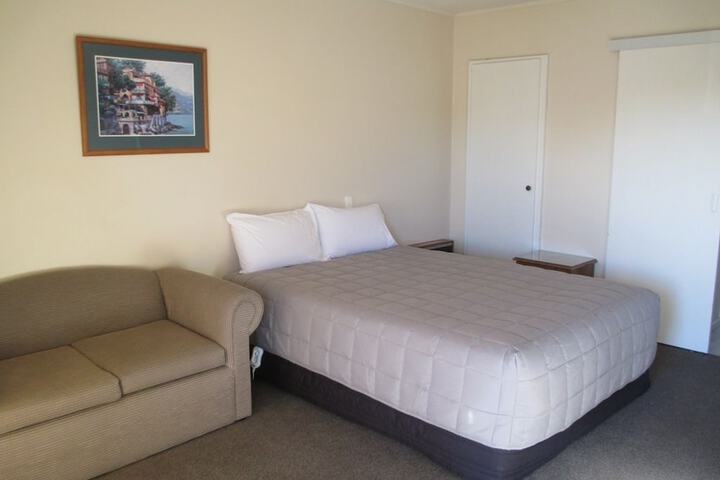 Room 4 of 33