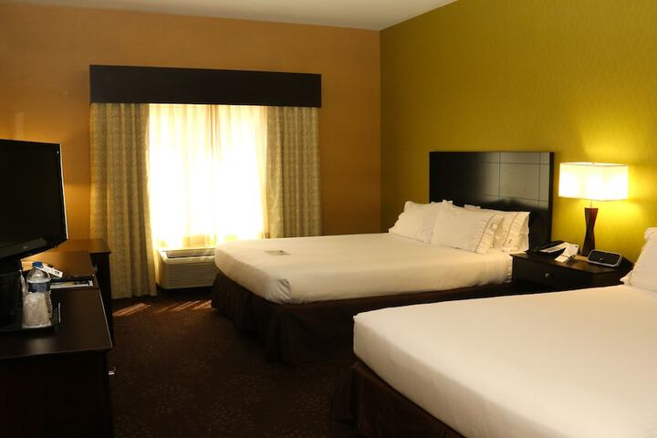 1 Queen Bed (17 of 18)