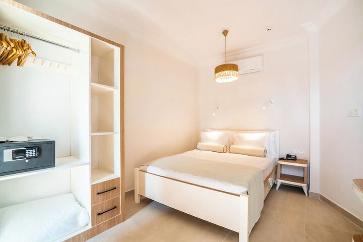 Room 16 of 185