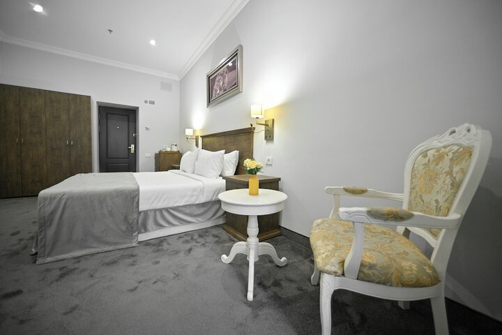Room 32 of 77