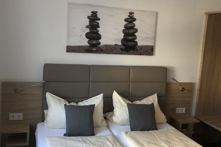 Room 3 of 65
