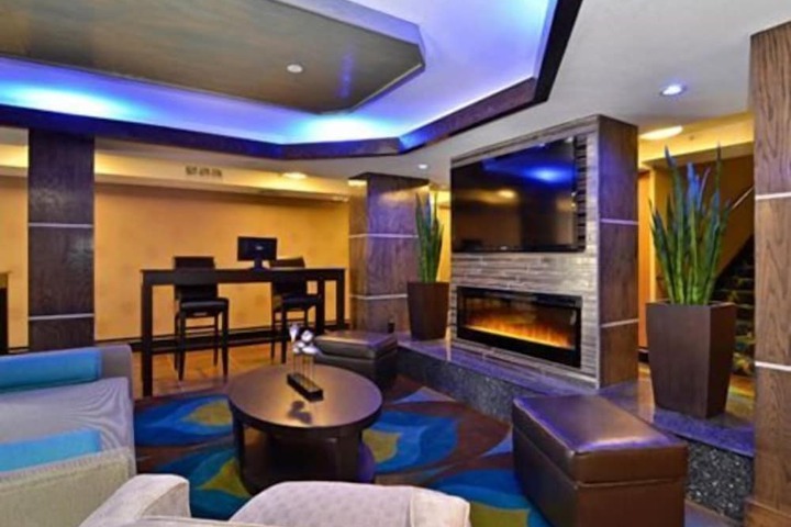 Lobby lounge