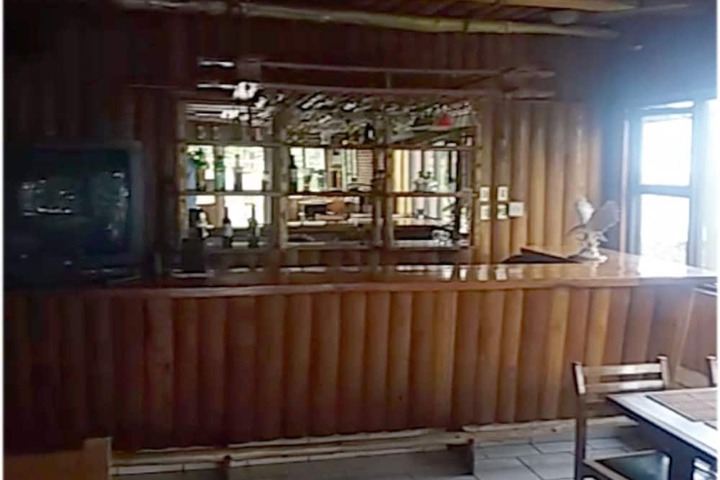 Lounge 27 of 49