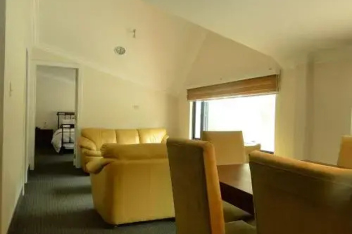 Room 5 of 10