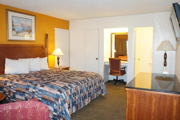 Room 5 of 16