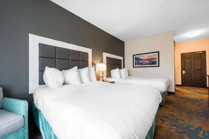 1 Queen Bed Microwave, Refrigerator Walk in Shower Full Breakfast (3 of 9)