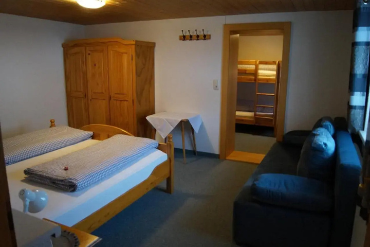 Room 4 of 9