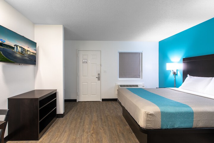 1 Queen Bed Micfridge (3 of 7)