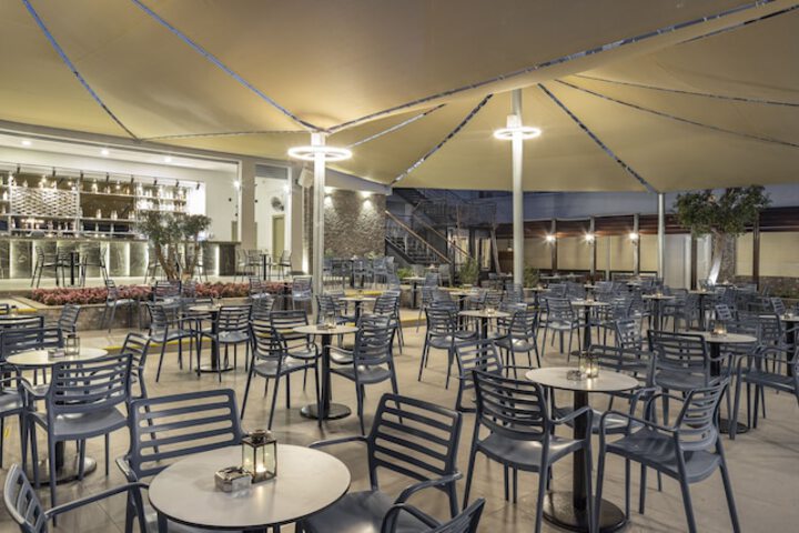 Swim-up bar