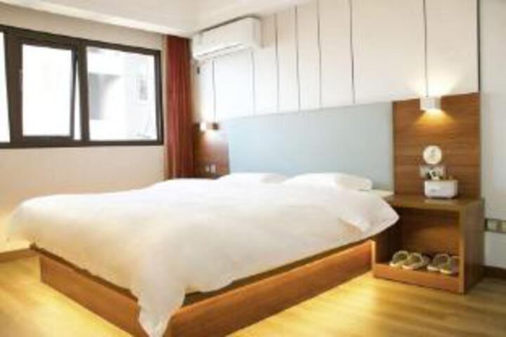 Room 6 of 7