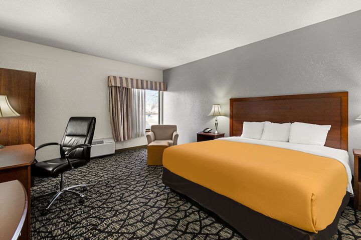 1 King Bed (5 of 8)