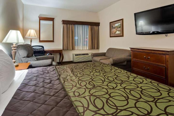 2 Queen Accessible Roll in Shower Microwave, Refrigerator WiFi Full Breakfast (19 of 22)