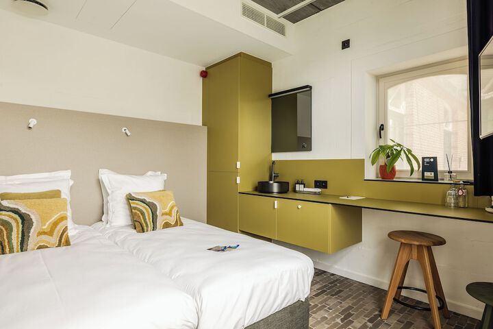Room 12 of 46