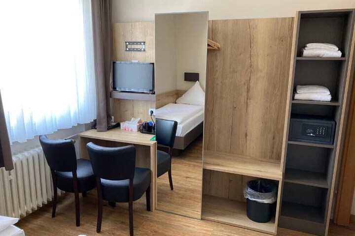Room 35 of 59
