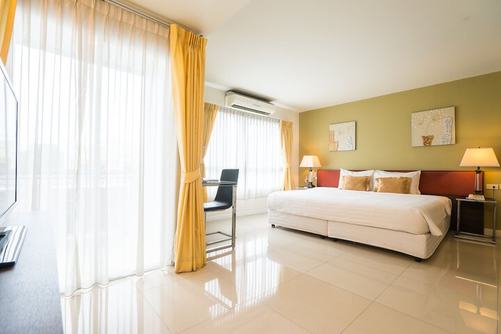 Room 8 of 80