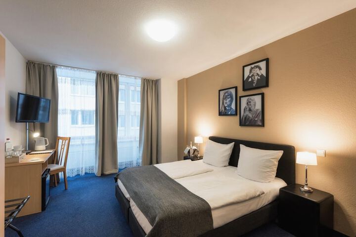 Room 5 of 17