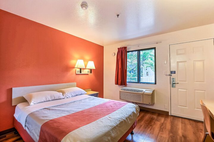 1 Queen Bed (7 of 9)
