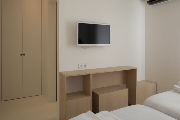 Room 4 of 76
