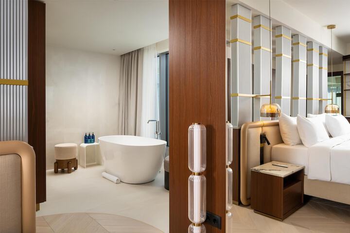 Room 42 of 166