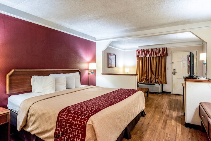 Deluxe King Bed Accessible (7 of 8)