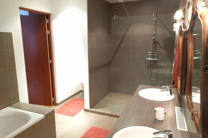 Room 6 of 10