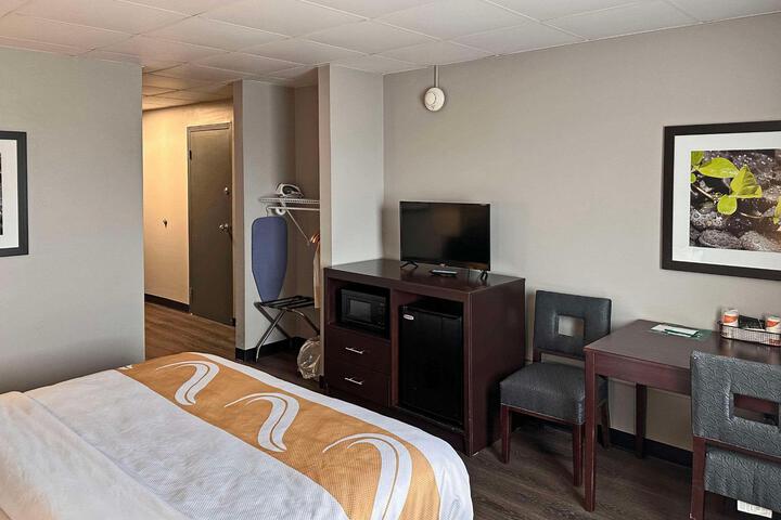 1 King Bed Accessible (7 of 9)