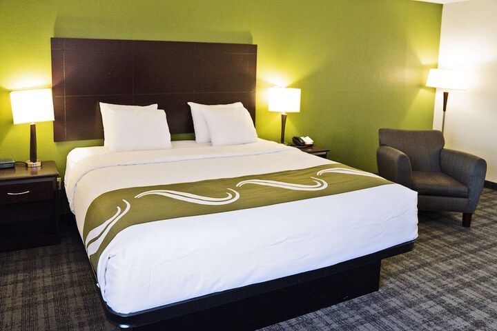 1 King Bed (2 of 12)