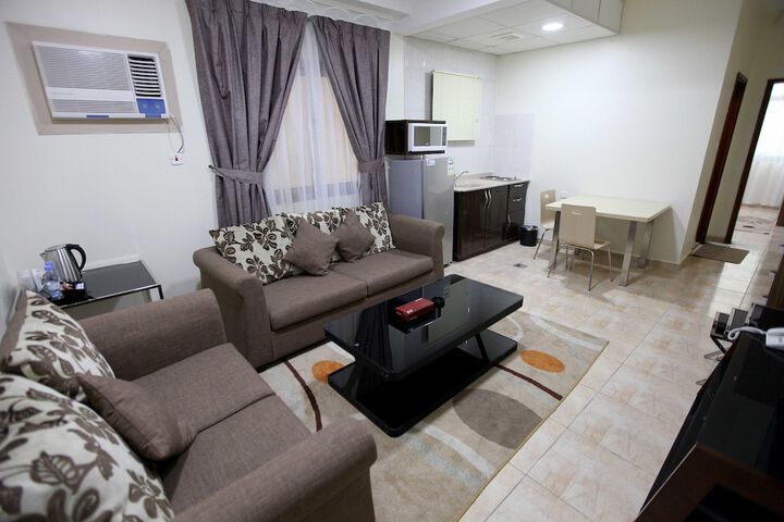 Lounge 35 of 63