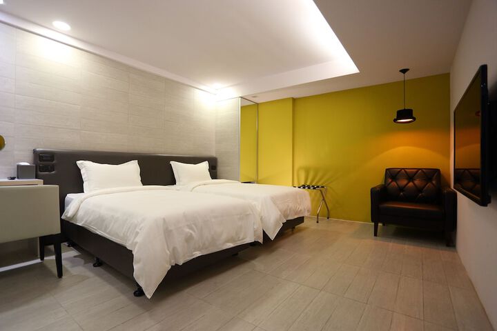 Room 27 of 74
