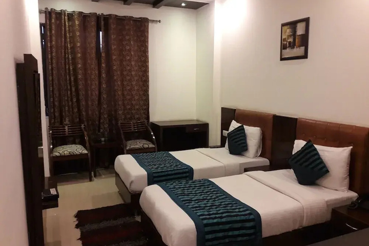 Room 6 of 16
