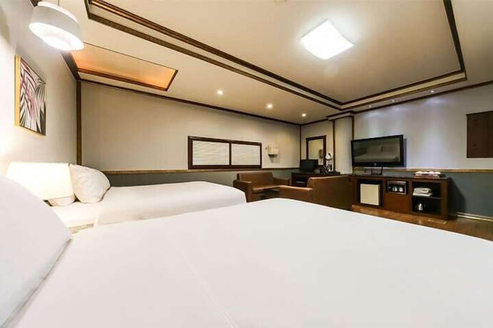 Room 13 of 26